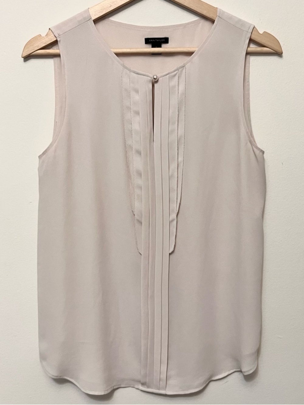 Ann Taylor • S • Sleeveless Pleated Front Blouse Light Beige